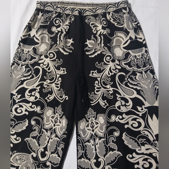 Women's Black and White Paisley Wide-Leg Pants - Picture 6 of 14